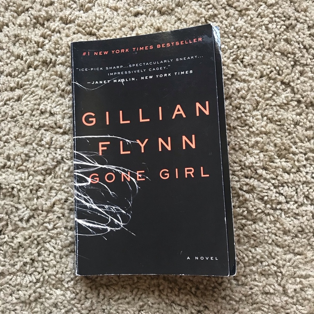 Gone Girl by Gillian Flynn paperback